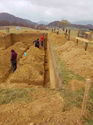 Excavation manuelle des poutres et des paliers pour la fondation d'un restaurant de 620 m² dans le département de Brasov thumbnail