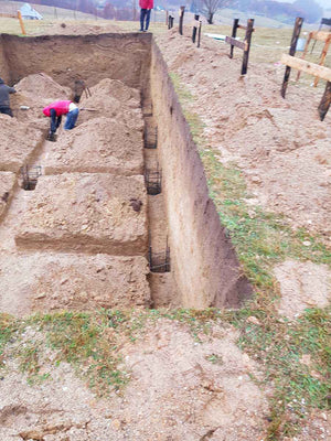 Excavation manuelle des poutres et des paliers pour la fondation d'un restaurant de 620 m² dans le département de Brasov thumbnail