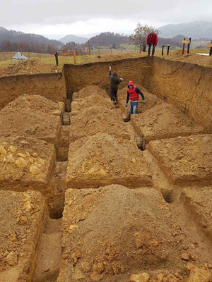 Excavation manuelle des poutres et des paliers pour la fondation d'un restaurant de 620 m² dans le département de Brasov thumbnail