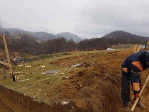 Excavation manuelle des poutres et des paliers pour la fondation d'un restaurant de 620 m² dans le département de Brasov thumbnail