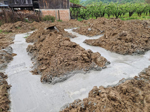 Excavation mécanisée et coulage de béton dans la semelle de fondation pour une maison métallique de 206 mètres carrés thumbnail
