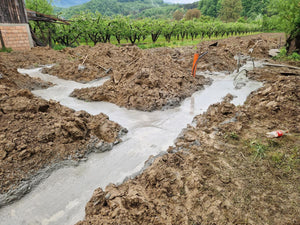 Excavation mécanisée et coulage de béton dans la semelle de fondation pour une maison métallique de 206 mètres carrés thumbnail
