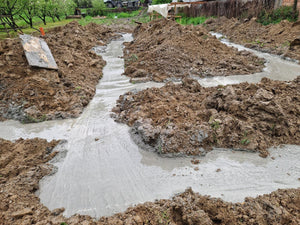 Excavation mécanisée et coulage de béton dans la semelle de fondation pour une maison métallique de 206 mètres carrés thumbnail