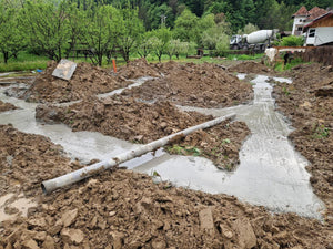Excavation mécanisée et coulage de béton dans la semelle de fondation pour une maison métallique de 206 mètres carrés thumbnail