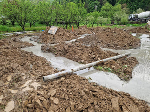 Excavation mécanisée et coulage de béton dans la semelle de fondation pour une maison métallique de 206 mètres carrés thumbnail