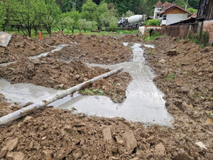 Excavation mécanisée et coulage de béton dans la semelle de fondation pour une maison métallique de 206 mètres carrés thumbnail