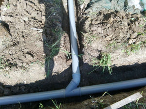 Excavation mécanisée des tranchées d'égouts et installation d'une fosse septique pour le projet d'une maison à Saftica thumbnail