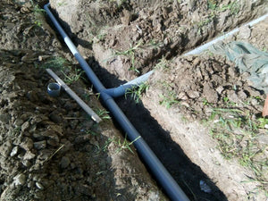 Excavation mécanisée des tranchées d'égouts et installation d'une fosse septique pour le projet d'une maison à Saftica thumbnail