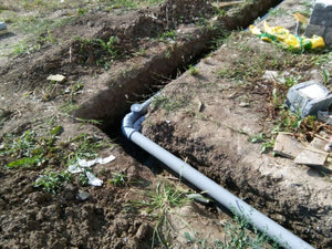 Excavation mécanisée des tranchées d'égouts et installation d'une fosse septique pour le projet d'une maison à Saftica thumbnail