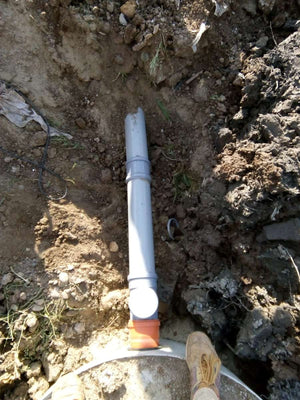 Excavation mécanisée des tranchées d'égouts et installation d'une fosse septique pour le projet d'une maison à Saftica thumbnail