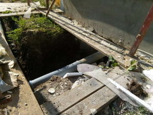 Excavation mécanisée des tranchées d'égouts et installation d'une fosse septique pour le projet d'une maison à Saftica thumbnail
