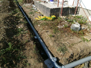 Excavation mécanisée des tranchées d'égouts et installation d'une fosse septique pour le projet d'une maison à Saftica thumbnail