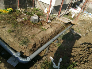 Excavation mécanisée des tranchées d'égouts et installation d'une fosse septique pour le projet d'une maison à Saftica thumbnail