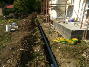 Excavation mécanisée des tranchées d'égouts et installation d'une fosse septique pour le projet d'une maison à Saftica thumbnail