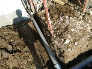 Excavation mécanisée des tranchées d'égouts et installation d'une fosse septique pour le projet d'une maison à Saftica thumbnail