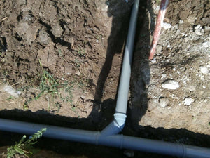 Excavation mécanisée des tranchées d'égouts et installation d'une fosse septique pour le projet d'une maison à Saftica thumbnail