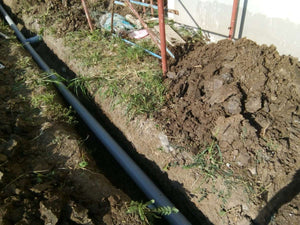 Excavation mécanisée des tranchées d'égouts et installation d'une fosse septique pour le projet d'une maison à Saftica thumbnail