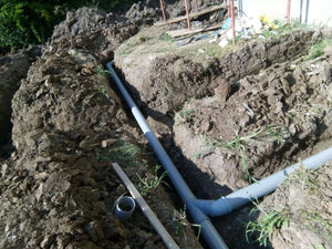 Excavation mécanisée des tranchées d'égouts et installation d'une fosse septique pour le projet d'une maison à Saftica thumbnail