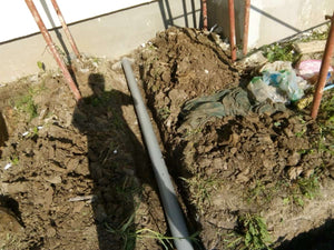 Excavation mécanisée des tranchées d'égouts et installation d'une fosse septique pour le projet d'une maison à Saftica thumbnail