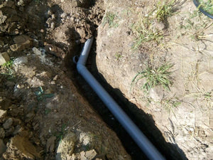 Excavation mécanisée des tranchées d'égouts et installation d'une fosse septique pour le projet d'une maison à Saftica thumbnail