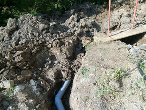 Excavation mécanisée des tranchées d'égouts et installation d'une fosse septique pour le projet d'une maison à Saftica thumbnail