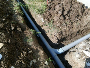 Excavation mécanisée des tranchées d'égouts et installation d'une fosse septique pour le projet d'une maison à Saftica thumbnail