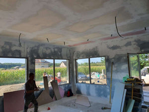 Ponçage, préparation et application d'une couche d'apprêt pour une maison métallique de plain-pied thumbnail