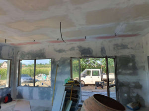 Ponçage, préparation et application d'une couche d'apprêt pour une maison métallique de plain-pied thumbnail
