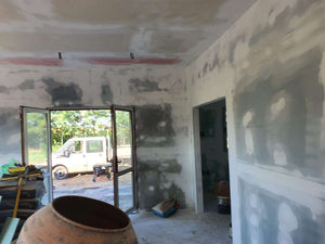 Ponçage, préparation et application d'une couche d'apprêt pour une maison métallique de plain-pied thumbnail