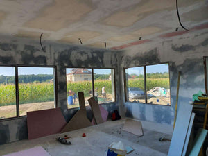 Ponçage, préparation et application d'une couche d'apprêt pour une maison métallique de plain-pied thumbnail