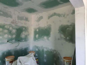Ponçage, préparation et application d'une couche d'apprêt pour une maison métallique de plain-pied thumbnail