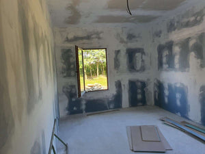 Ponçage, préparation et application d'une couche d'apprêt pour une maison métallique de plain-pied thumbnail