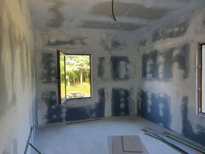 Ponçage, préparation et application d'une couche d'apprêt pour une maison métallique de plain-pied thumbnail