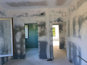 Ponçage, préparation et application d'une couche d'apprêt pour une maison métallique de plain-pied thumbnail