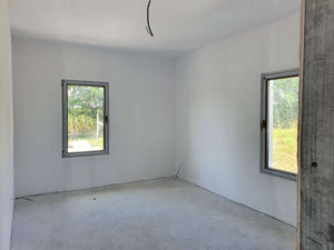 Ponçage, préparation et application d'une couche d'apprêt pour une maison métallique de plain-pied thumbnail