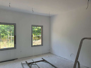 Ponçage, préparation et application d'une couche d'apprêt pour une maison métallique de plain-pied thumbnail