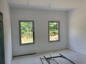 Ponçage, préparation et application d'une couche d'apprêt pour une maison métallique de plain-pied thumbnail