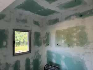 Ponçage, préparation et application d'une couche d'apprêt pour une maison métallique de plain-pied thumbnail