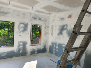 Ponçage, préparation et application d'une couche d'apprêt pour une maison métallique de plain-pied thumbnail