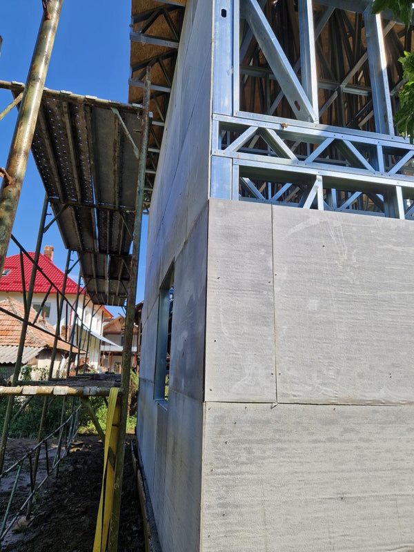 Stadiu inchideri exterioare casa metalica P+1