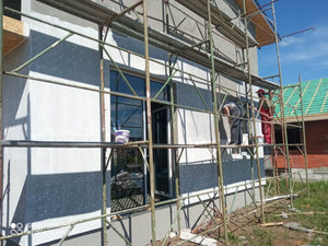 Application d'une couche d'apprêt sur les façades d'une maison métallique en construction thumbnail