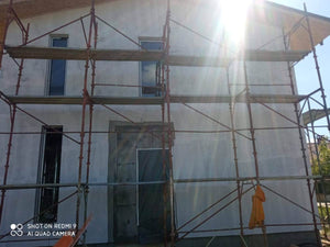 Application d'une couche d'apprêt sur les façades d'une maison métallique en construction thumbnail