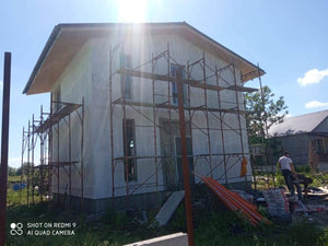 Application d'une couche d'apprêt sur les façades d'une maison métallique en construction thumbnail