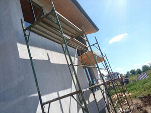Application d'une couche d'apprêt sur les façades d'une maison métallique en construction thumbnail