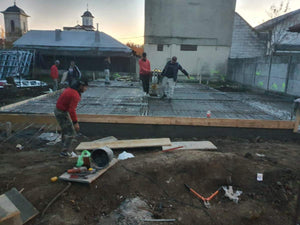 Couche de gravier, d'isolant en polystyrène et d'armature en treillis pour la fondation d'une maison métallique thumbnail