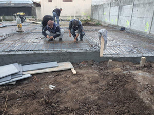 Couche de gravier, d'isolant en polystyrène et d'armature en treillis pour la fondation d'une maison métallique thumbnail