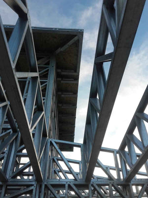 Montage de la structure métallique pour un projet de maison de 294 mètres carrés thumbnail