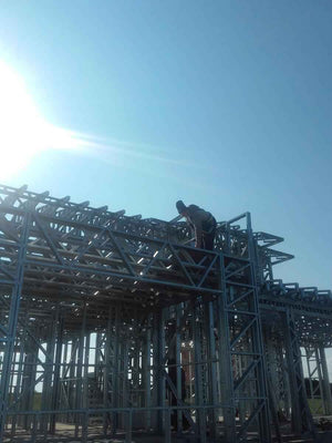 Montage de la structure métallique pour un projet de maison de 294 mètres carrés thumbnail