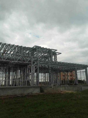 Montage de la structure métallique pour un projet de maison de 294 mètres carrés thumbnail
