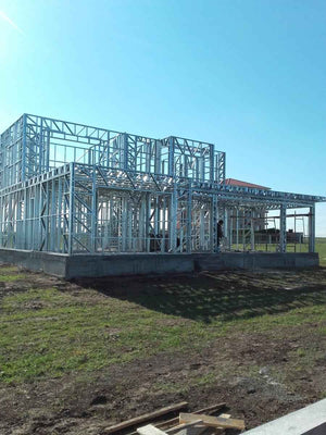 Montage de la structure métallique pour un projet de maison de 294 mètres carrés thumbnail